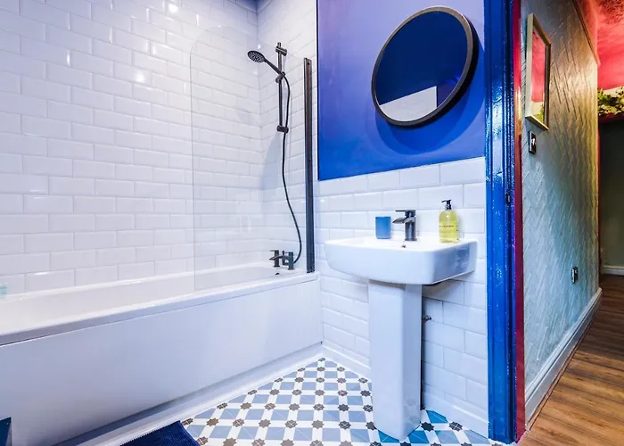 Spacious And Modern 5 Bedroom House *