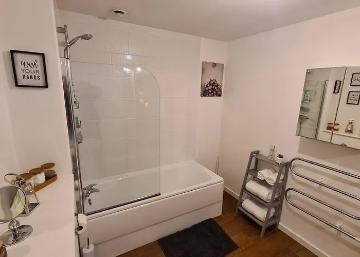 Luxury 2 Bed With Free Wi-fi & Parking Apartmán