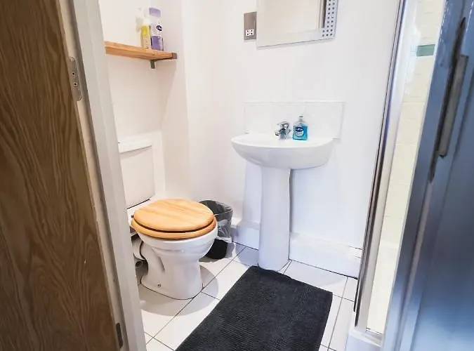 Spacious 2 Bed Flat, Free Parking, Close To Town מנצ'סטר