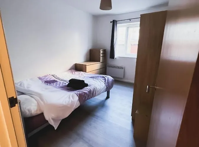 Spacious 2 Bed Flat, Free Parking, Close To Town *