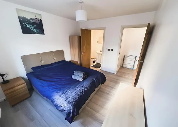 דירה Spacious 2 Bed Flat, Free Parking, Close To Town מנצ'סטר