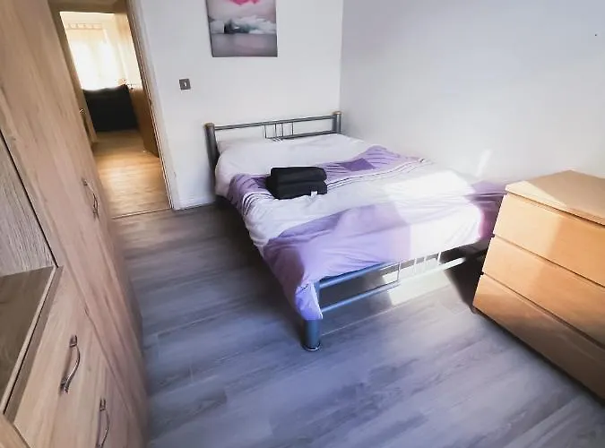 Spacious 2 Bed Flat, Free Parking, Close To Town * מנצ'סטר