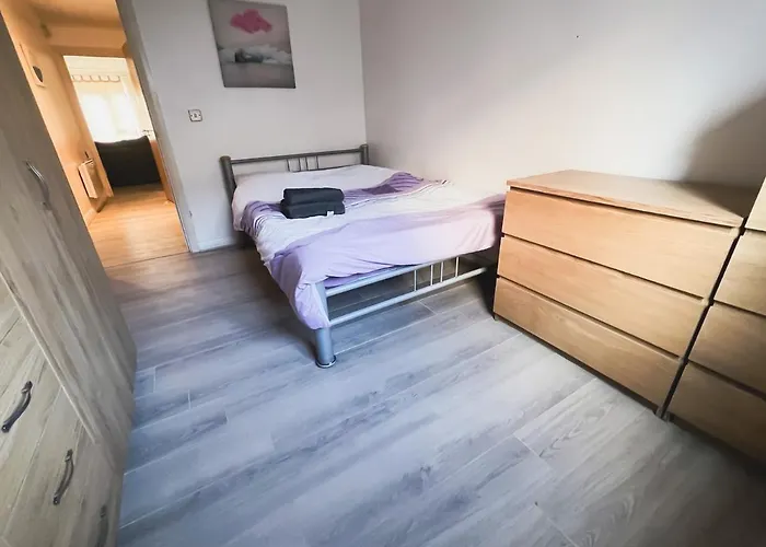 Spacious 2 Bed Flat, Free Parking, Close To Town דירה מנצ'סטר