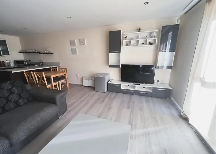 Spacious 2 Bed Flat, Free Parking, Close To Town מנצ'סטר