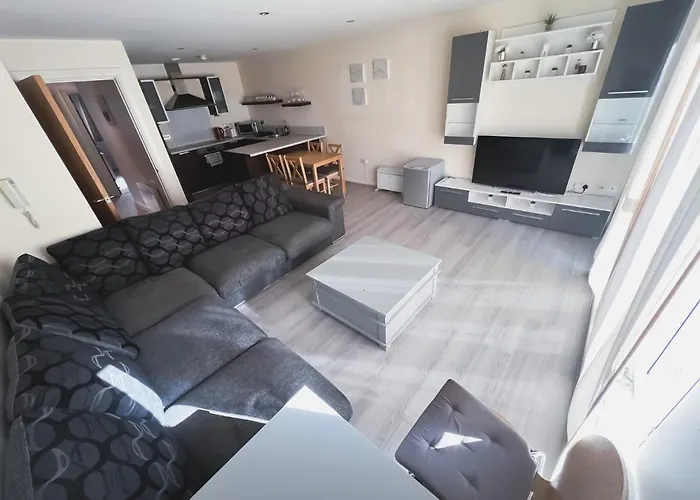 דירה Spacious 2 Bed Flat, Free Parking, Close To Town *