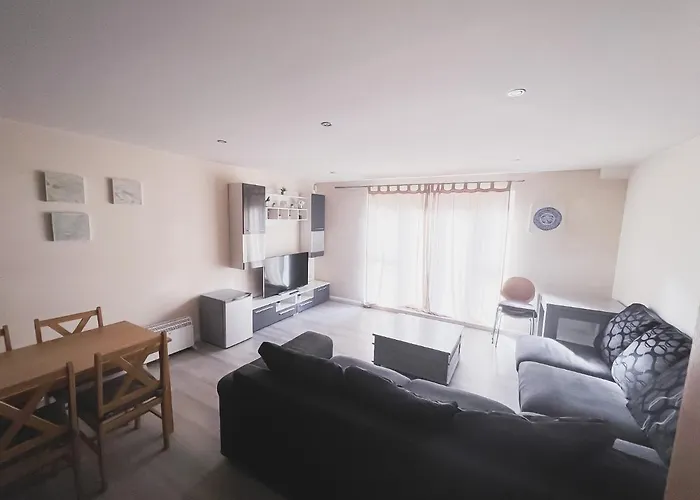 Spacious 2 Bed Flat, Free Parking, Close To Town