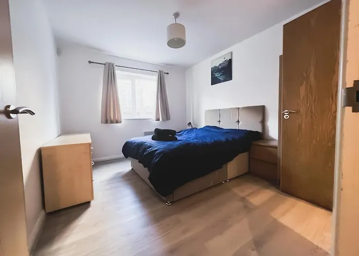 Spacious 2 Bed Flat, Free Parking, Close To Town * מנצ'סטר