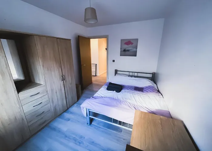 Spacious 2 Bed Flat, Free Parking, Close To Town Apartment Manchester