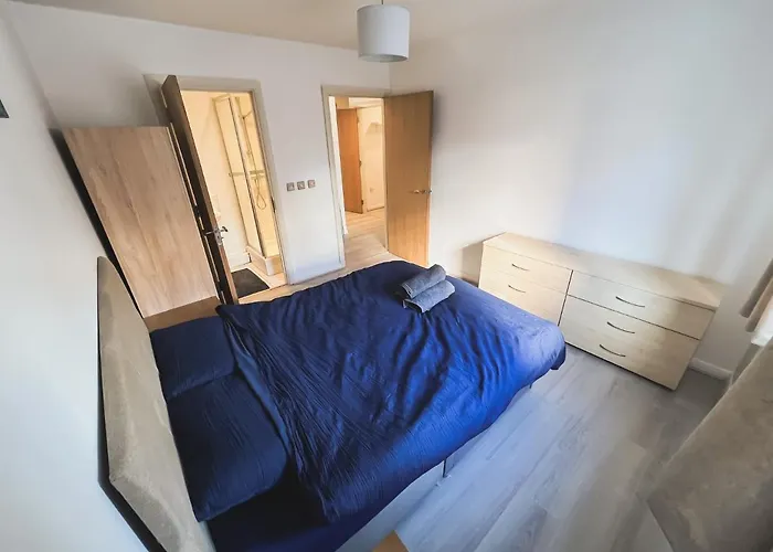 Spacious 2 Bed Flat, Free Parking, Close To Town Daire