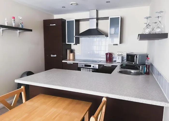 Spacious 2 Bed Flat, Free Parking, Close To Town Daire