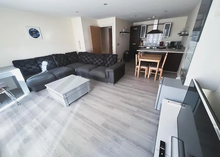 Spacious 2 Bed Flat, Free Parking, Close To Town *