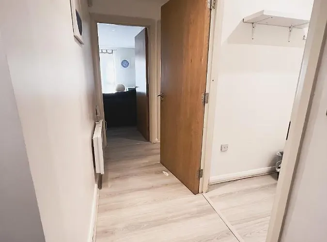 Spacious 2 Bed Flat, Free Parking, Close To Town Daire *