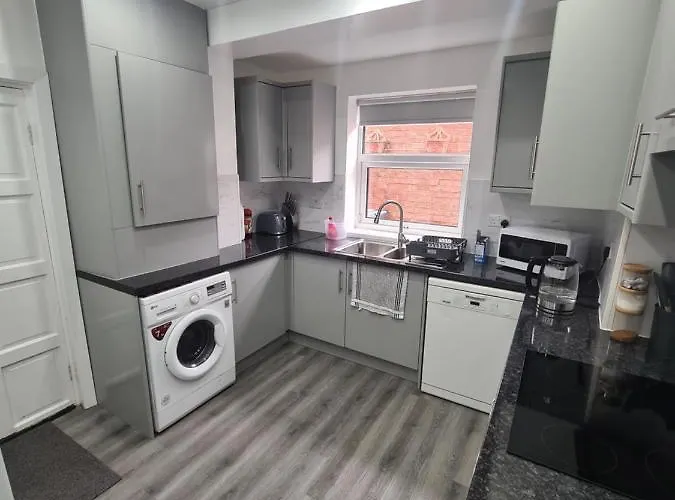 Lovely 2-bedroom House Close To Media City. *