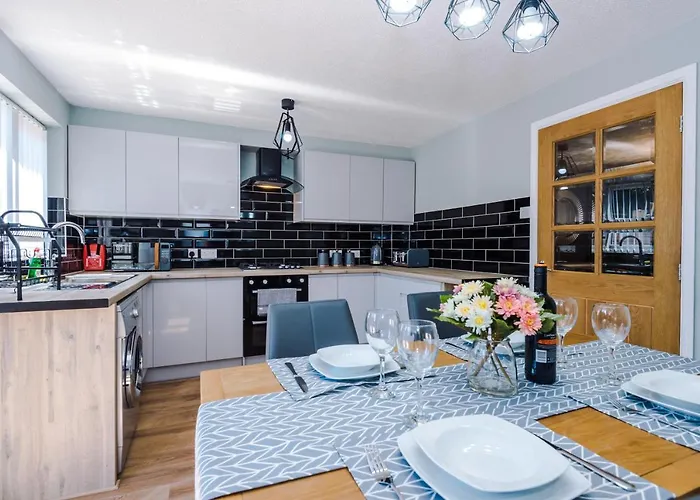 Stylish 4 Bedroom Close To City Centre Манчестер