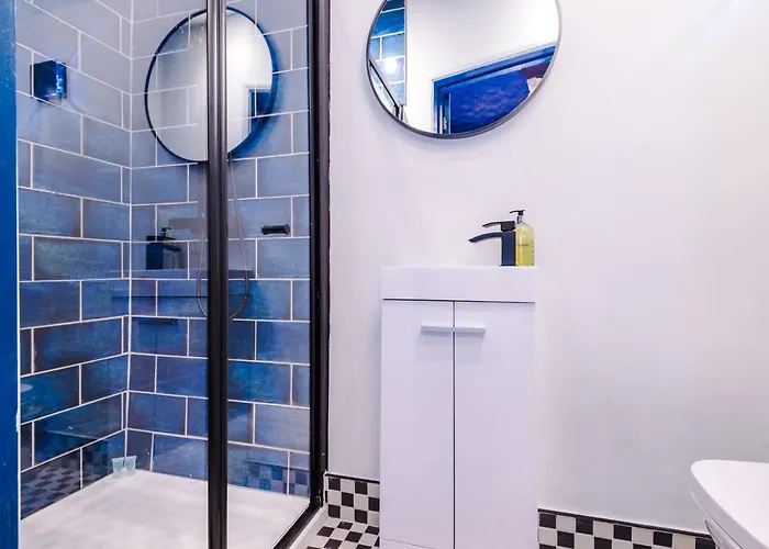 Spacious And Modern 5 Bedroom House 펜션