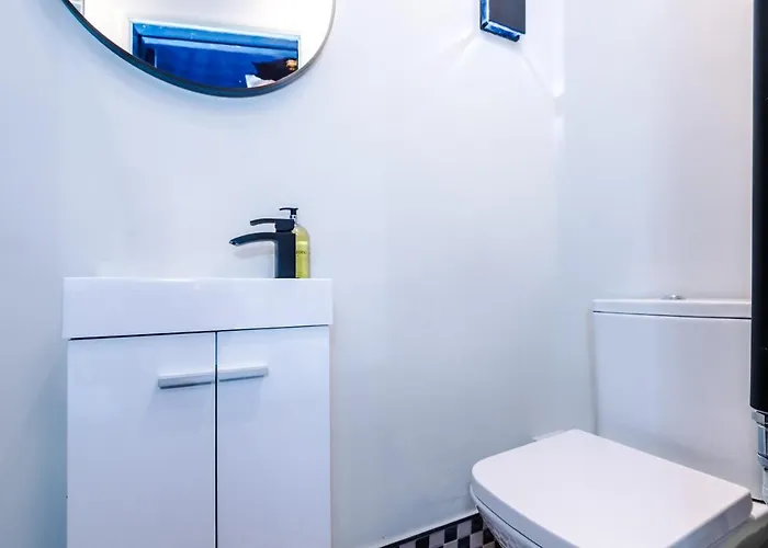 Spacious And Modern 5 Bedroom House 펜션 *