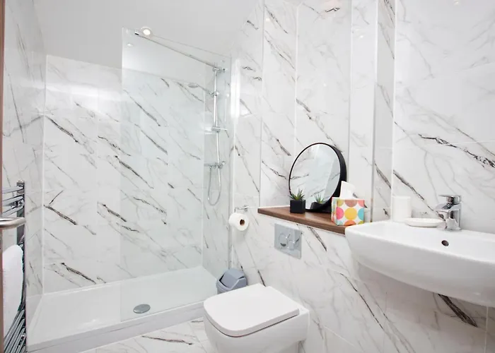 Fabulous 5 Bed House W Parking * Manchester