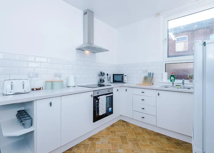 Spacious 4 Bed With Parking 펜션 *