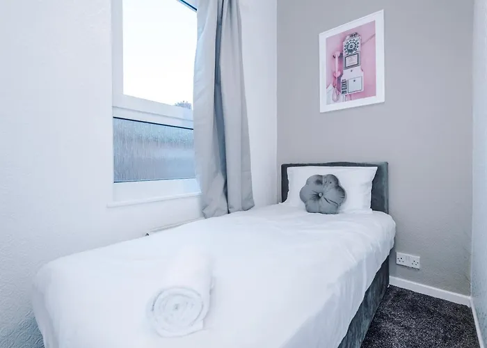 Spacious 4 Bed With Parking * Manchester