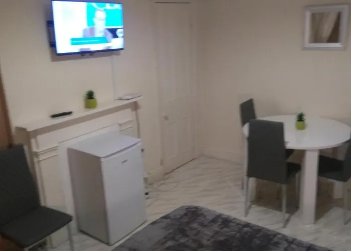 Spacious Near Centre 招待所 *