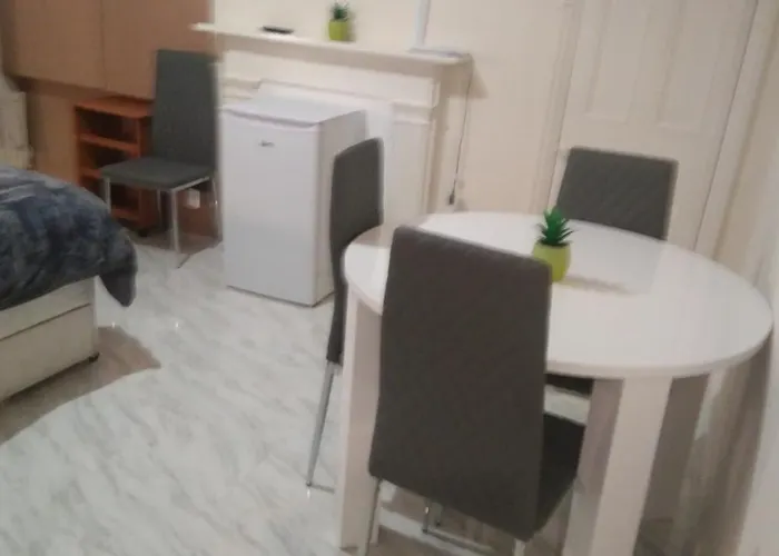 Spacious Near Centre 招待所 *