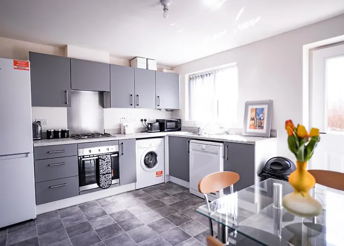 Stunning Canal View 2 Bedroom With Free Parking