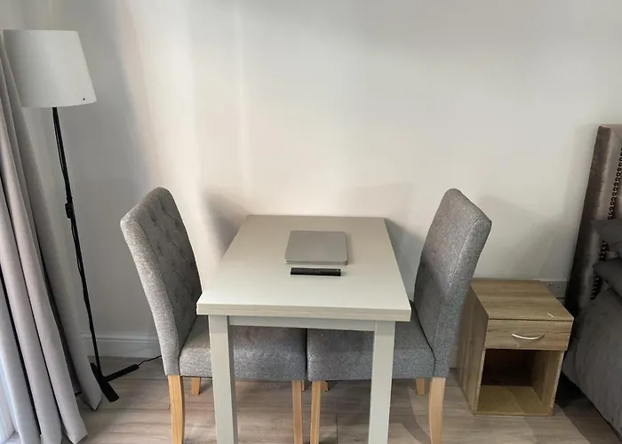 Modern With Private Entrance * Manchester