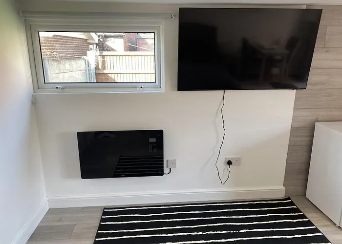 Modern With Private Entrance * Manchester