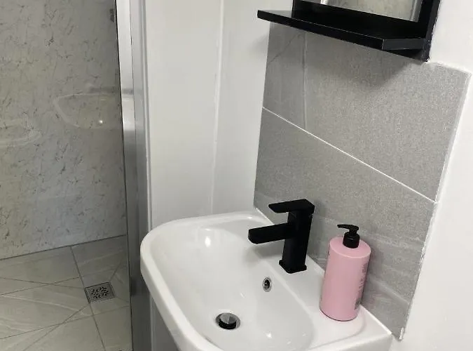 Gasthof Modern With Private Entrance Manchester