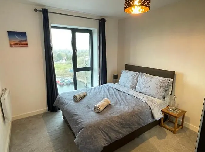 Apartment Balcony Marina With Skyline Views - Free Secure Parking