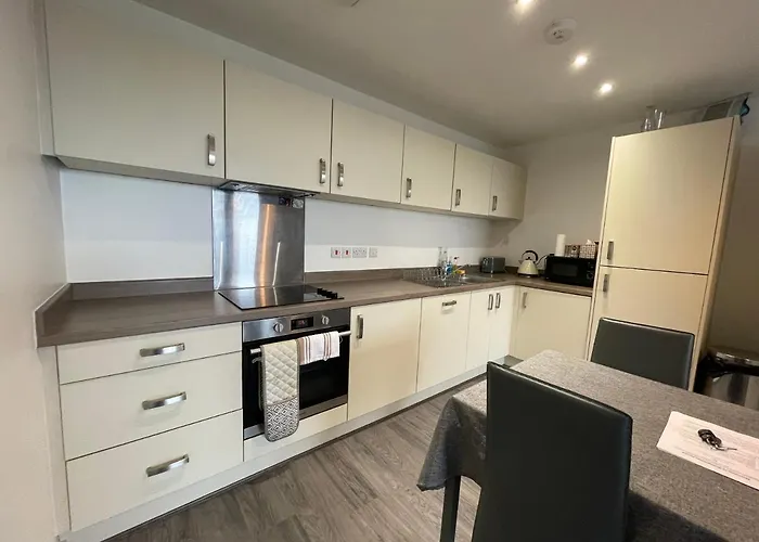 Balcony Marina With Skyline Views - Free Secure Parking Apartment