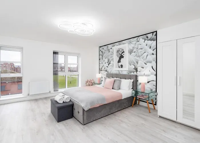 4 Bedroom, 3 Bathroom Walking Distance To Centre بيت للعطل *