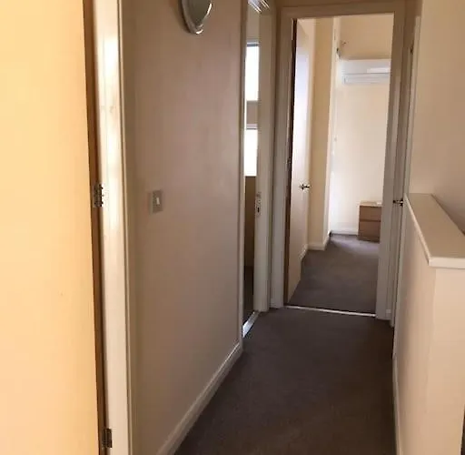 Great House + Air Conditioning + Free Car Parking Сasa de vacaciones *