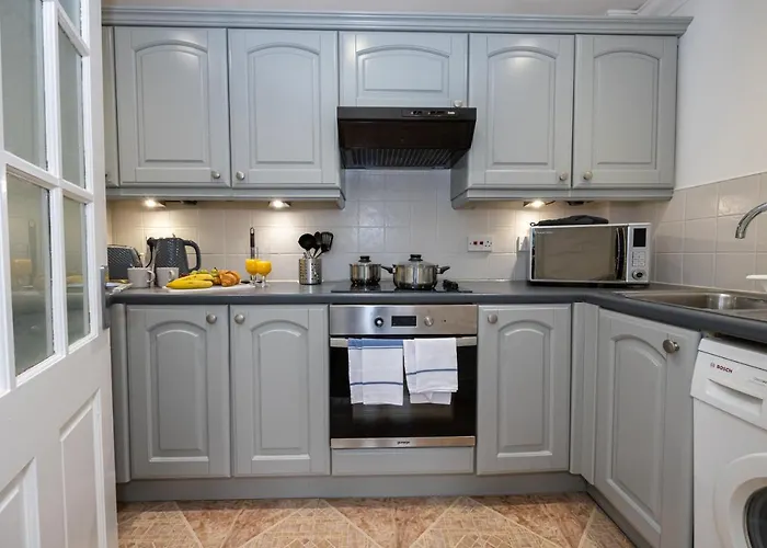 The Burton- Free Gated Parking Apartament *