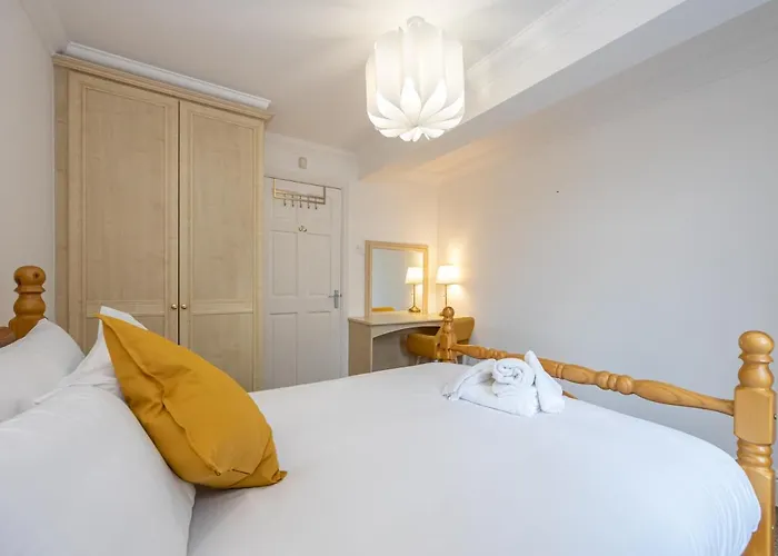 The Burton- Free Gated Parking Apartament