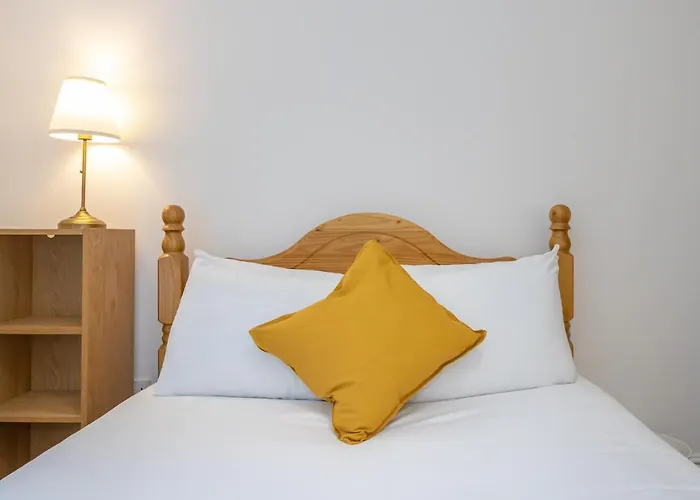 The Burton- Free Gated Parking Apartament