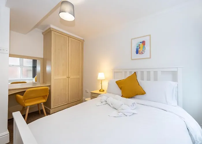 The Burton- Free Gated Parking Apartament