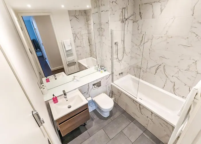 Waterfront Retreat: Modern 2-bed