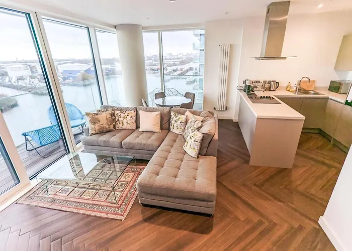 Waterfront Retreat: Modern 2-bed Apartmán *