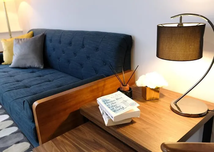 Spacious 2br 2ba Centre Sleeps 5 *