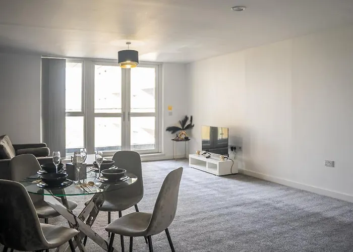 A Spacious 2 Bed With A River And Cascade View, Imaya Nights, M3 * 맨체스터