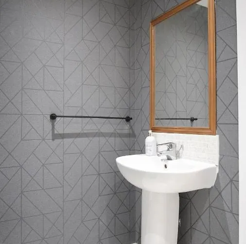 Spacious 2br 2ba Centre Sleeps 5 *