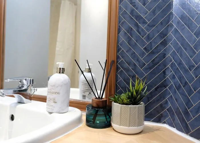 Spacious 2br 2ba Centre Sleeps 5 *