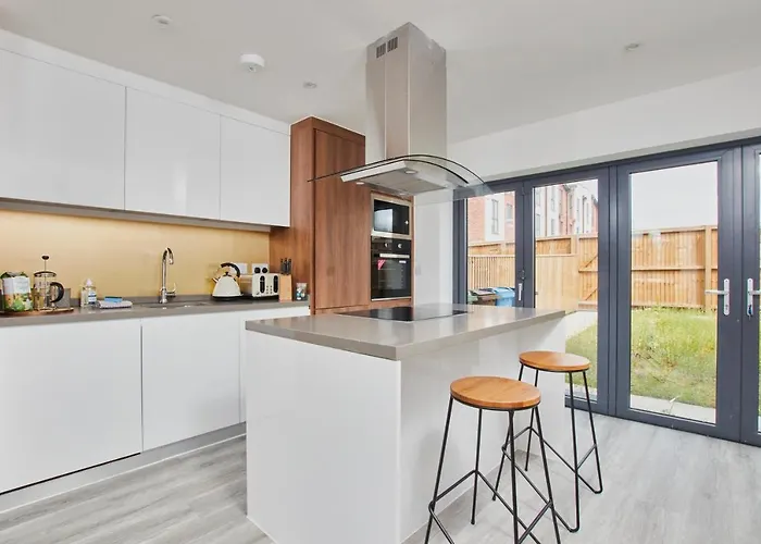 Fabulous 5 Bed House W Parking