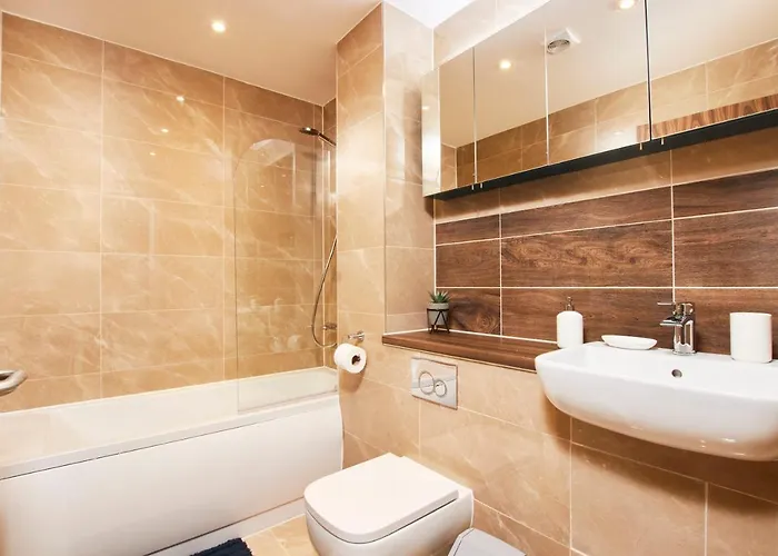 Fabulous 5 Bed House W Parking * Manchester