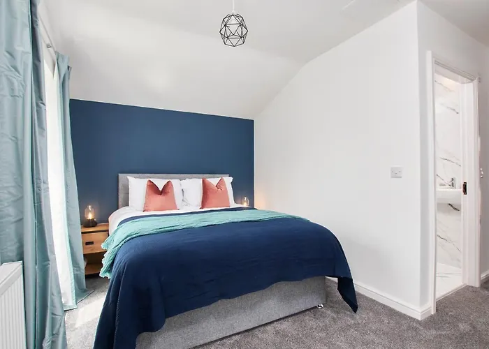 Fabulous 5 Bed House W Parking *