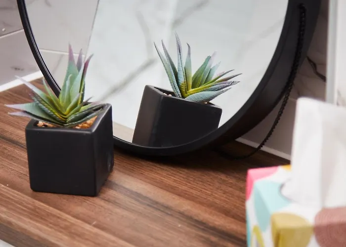 Fabulous 5 Bed House W Parking * Manchester