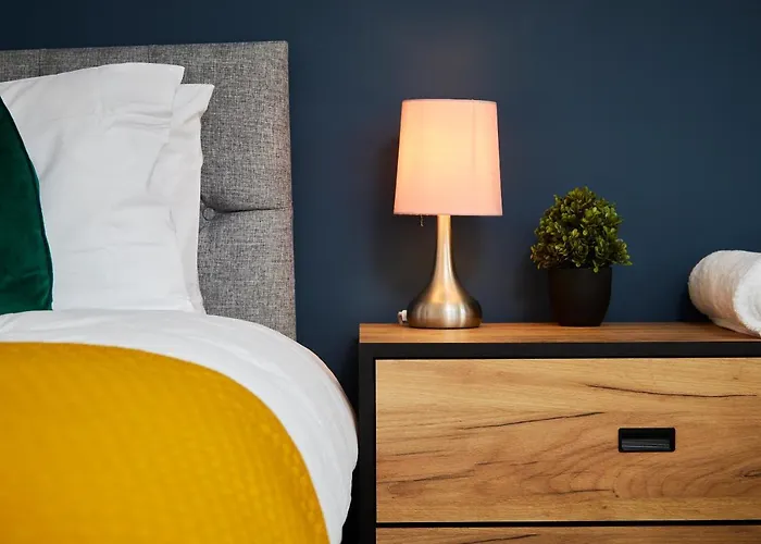 Fabulous 5 Bed House W Parking * Manchester