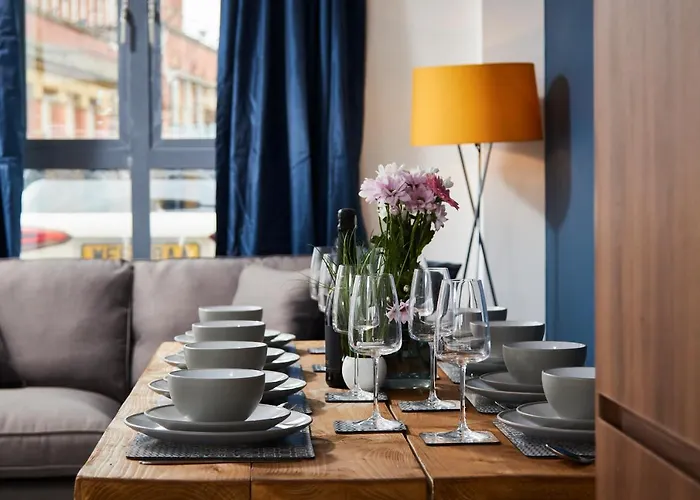 Fabulous 5 Bed House W Parking Manchester