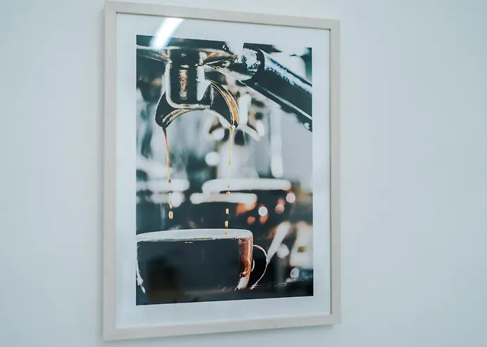 Spacious 4 Bed With Parking *